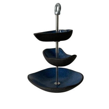 3-teilige Etagere mit besonderer Form. Außen sind die Keramikschalen dunkelgrau und innen blau. Ein Must have für Blaufans.